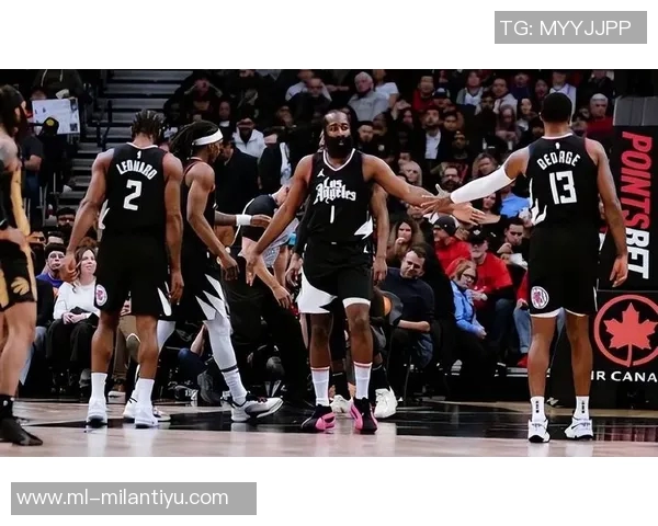 快船再次寄望于36岁哈登上赛季他身边还有鲍科比的支持