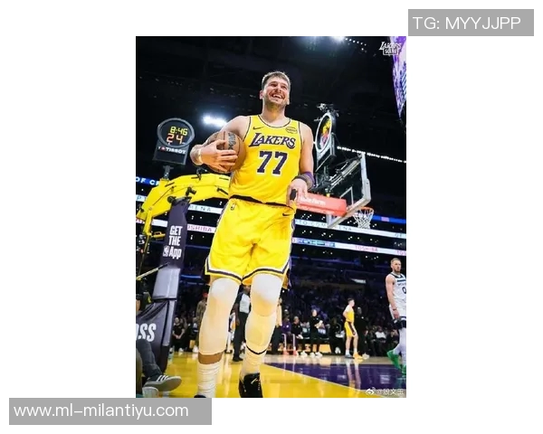 东契奇伤病状态升级为出战成疑明日能否回归NBA杯成焦点 东契奇伤病状态升级为出战成疑明日能否回归NBA杯成焦点