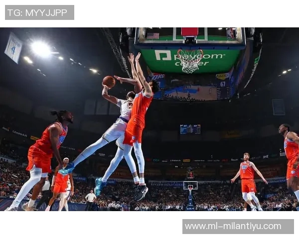 克莱空切未能命中半空篮引发争议疑似遭对手推搡不满摊手抗议 克莱空切未能命中半空篮引发争议疑似遭对手推搡不满摊手抗议